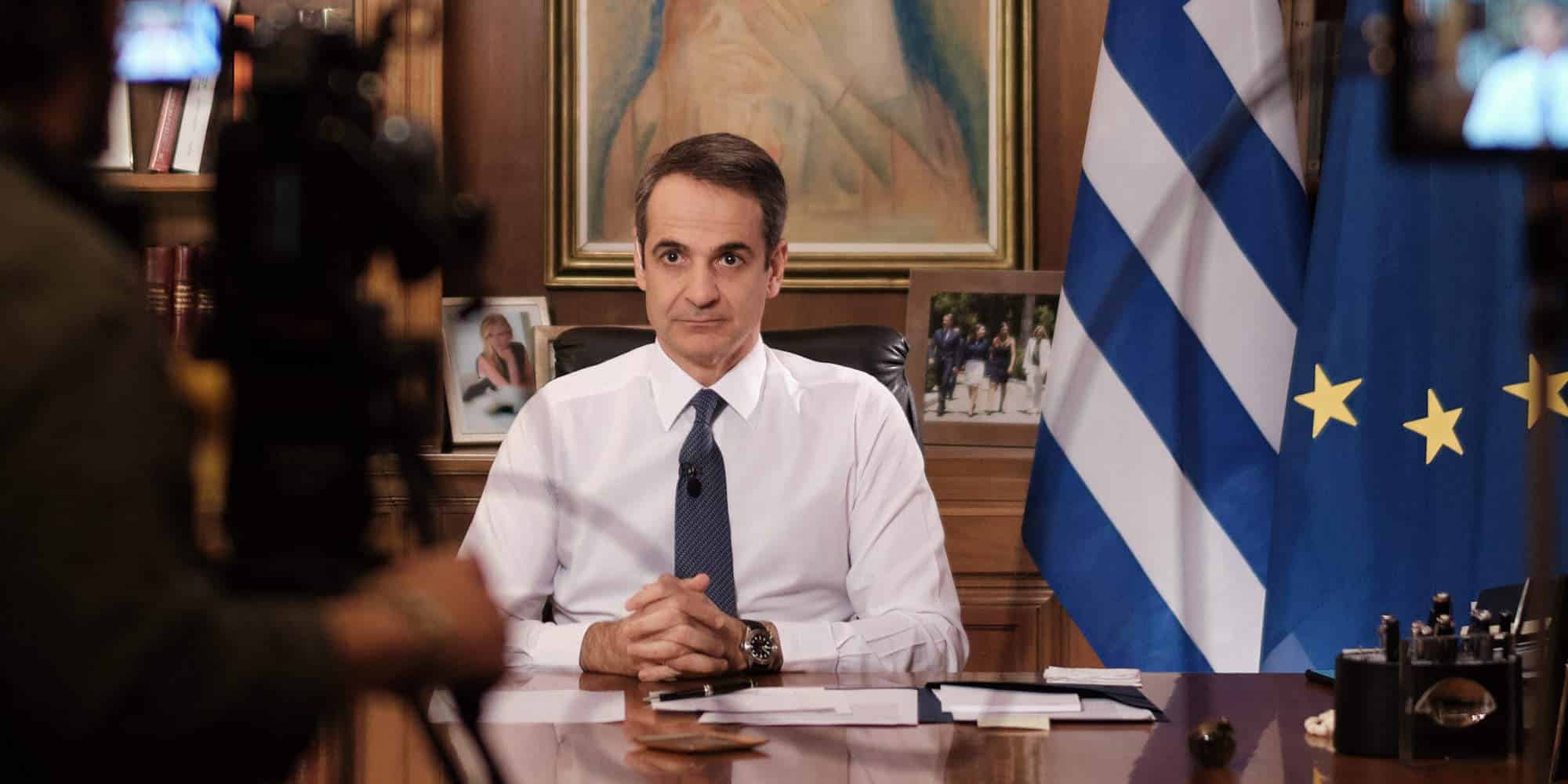 Ο πρωθυπουργός Κυριάκος Μητσοτάκης στο γραφείο του στο Μαξίμου