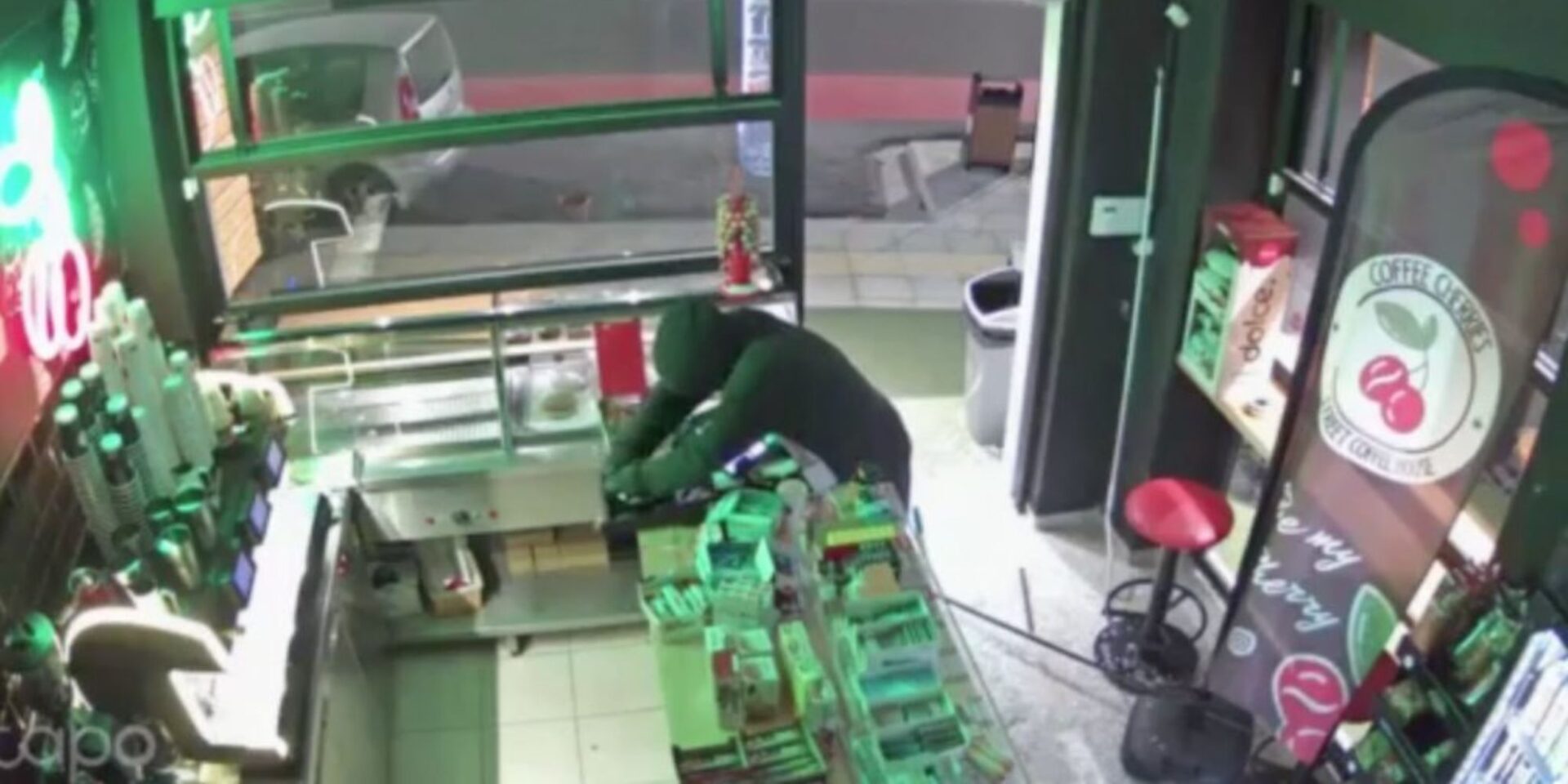 H στιγμή που ο δράστης κλέβει το κατάστημα
