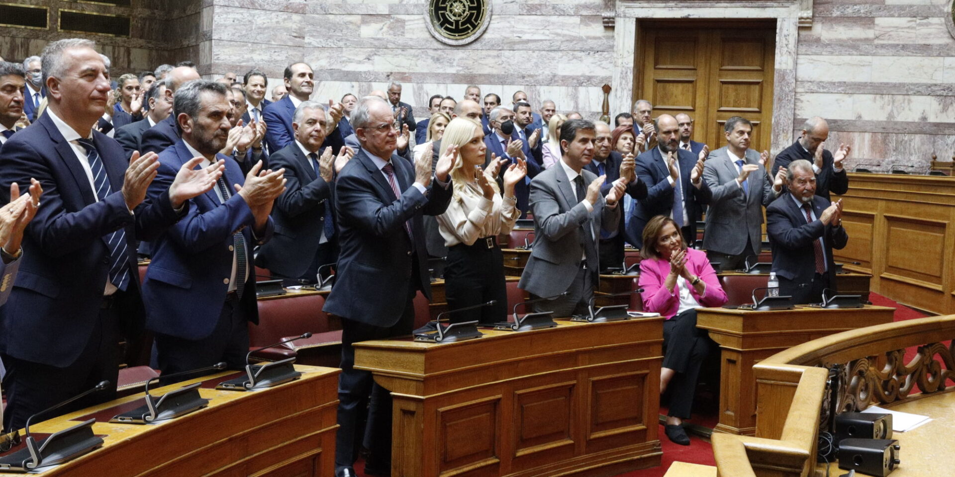 Το χειροκρότημα των βουλευτών της ΝΔ στον Κυριάκο Μητσοτάκη