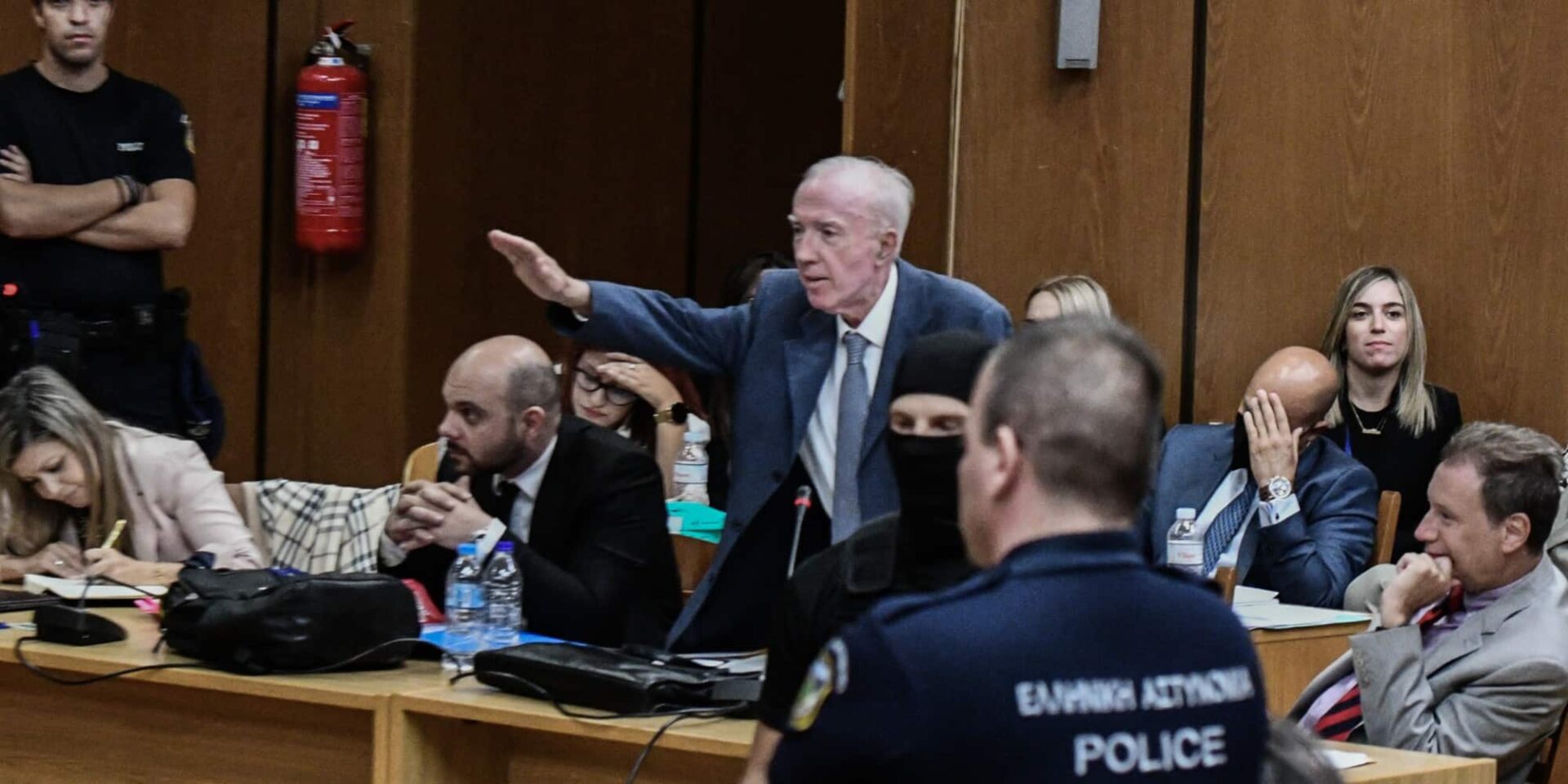 Ο Κωνσταντίνος Πλεύρης χαιρετά ναζιστικά στη δικαστική αίθουσα