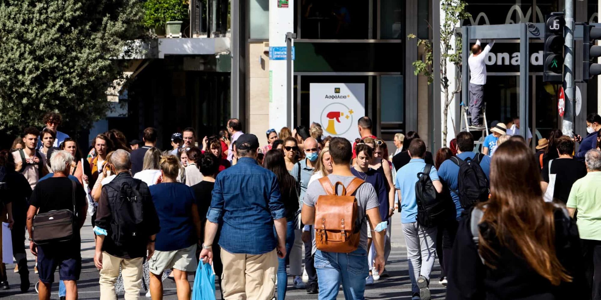 Κόσμος περπατάει στο κέντρο της Αθήνας