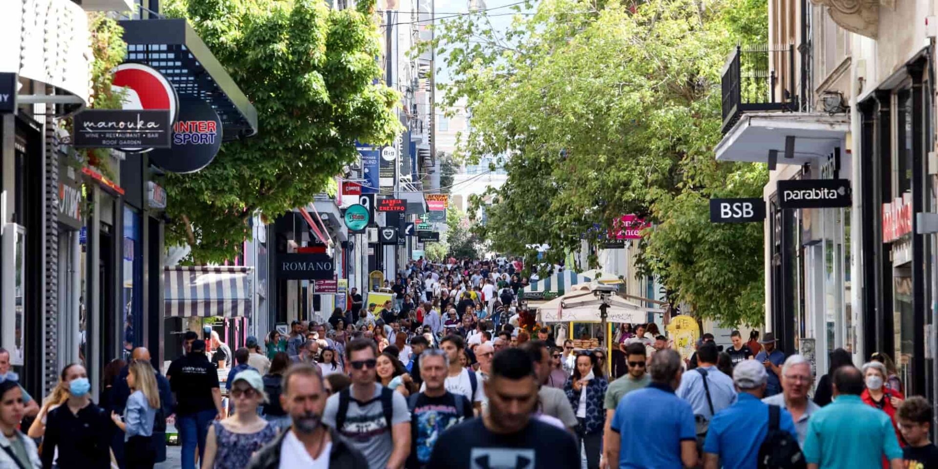 Κόσμος περπατάει στην Ερμού, στο κέντρο της Αθήνας - Πάσχα