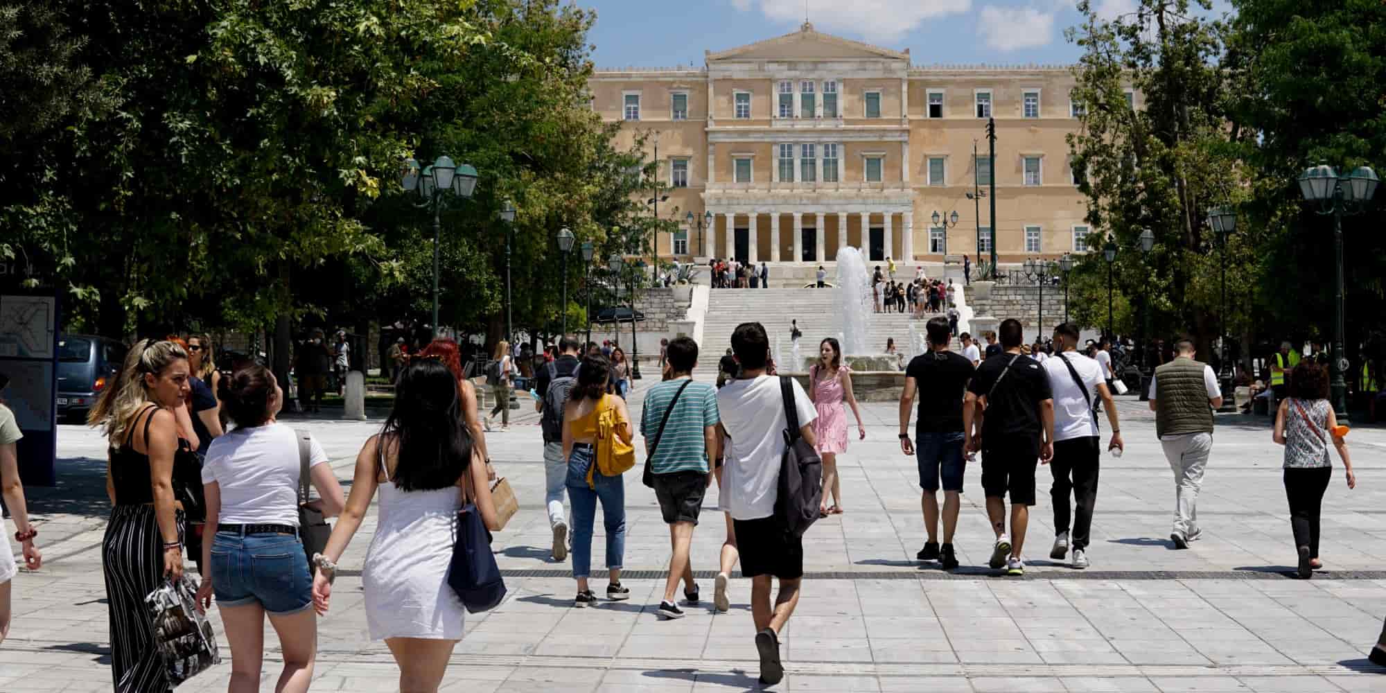 Κόσμος στην πλατεία Συντάγματος στην Αθήνα- Ελλάδα