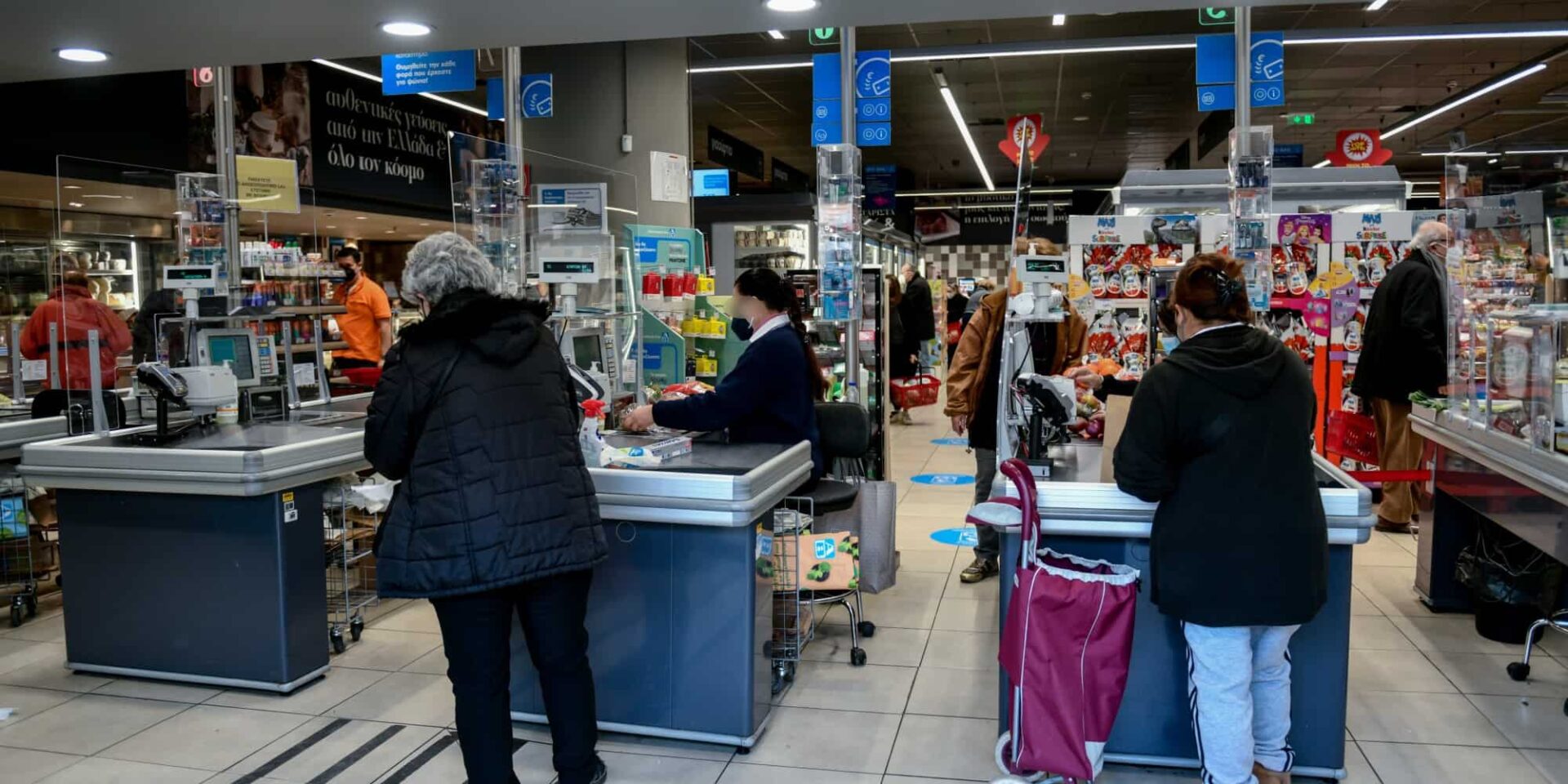 Κόσμος στα ταμεία ενός σούπερ μάρκετ