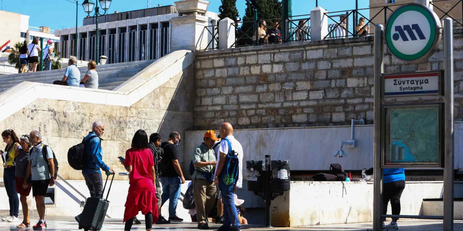 Κόσμος κάνει βόλτα στο Σύνταγμα