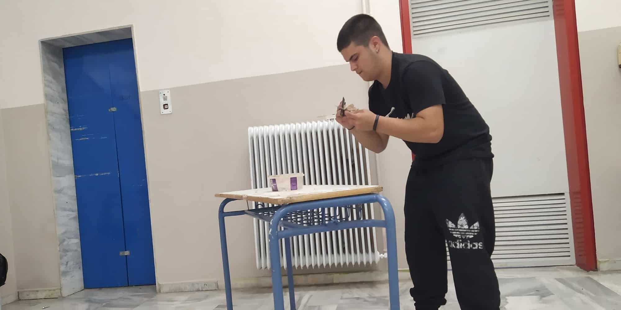 Ο μαθητής από τον Τύρναβο που επισκευάζει θρανία στα διαλείμματα