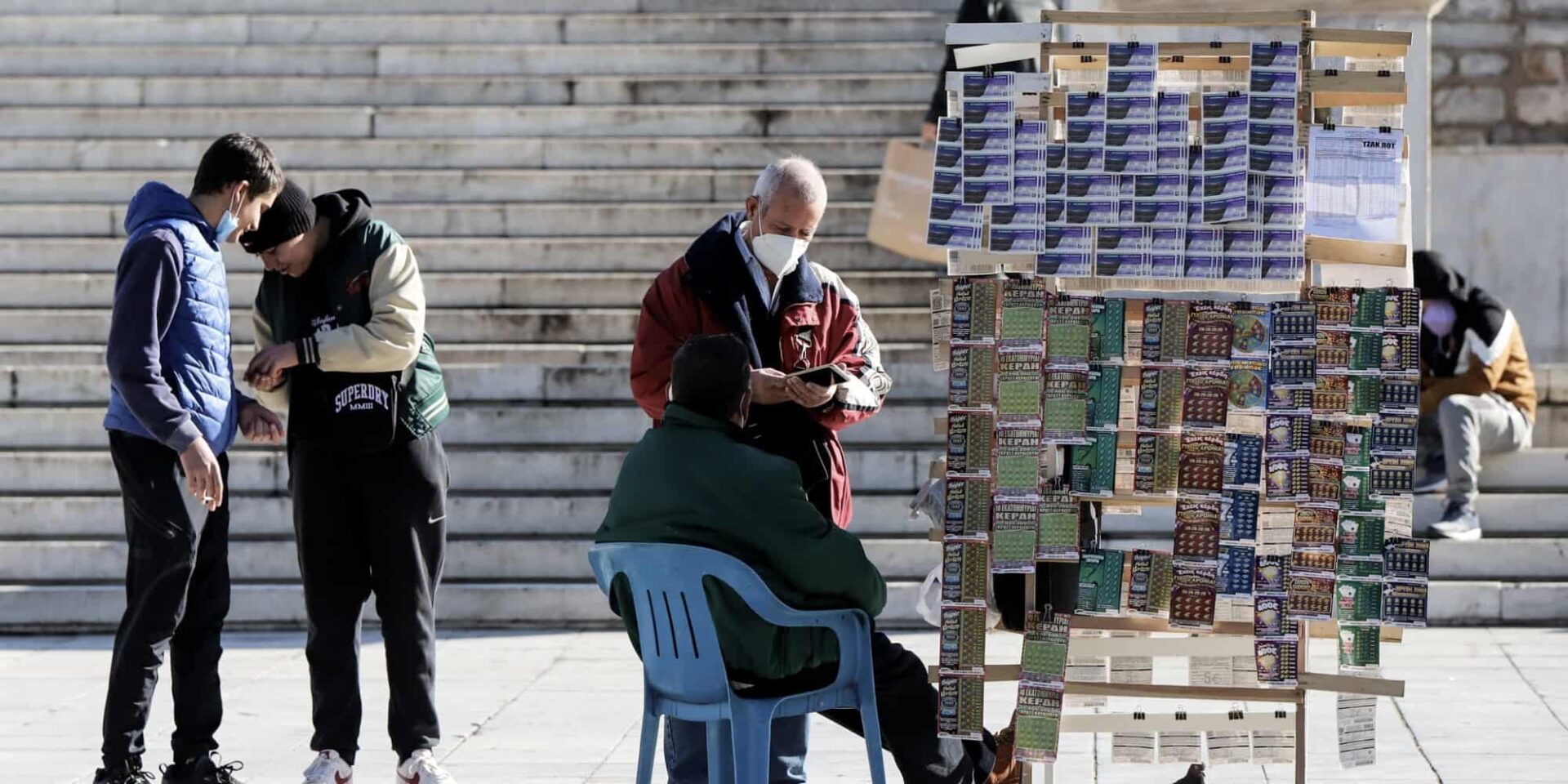 Πάγκος με το Λαϊκό Λαχείο στο Σύνταγμα
