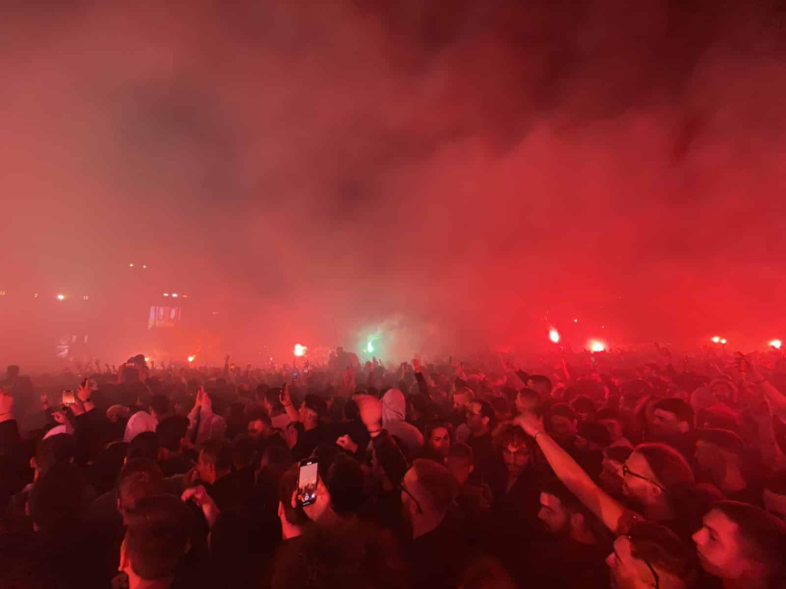 - Το «S» στη Θεσσαλονίκη για τον Λεξ: Πάνω 30.000 ταπεινοί και πεινασμένοι «έκαψαν» το Καυτατζόγλειο στη συναυλία της χρονιάς (εικόνες & βίντεο)