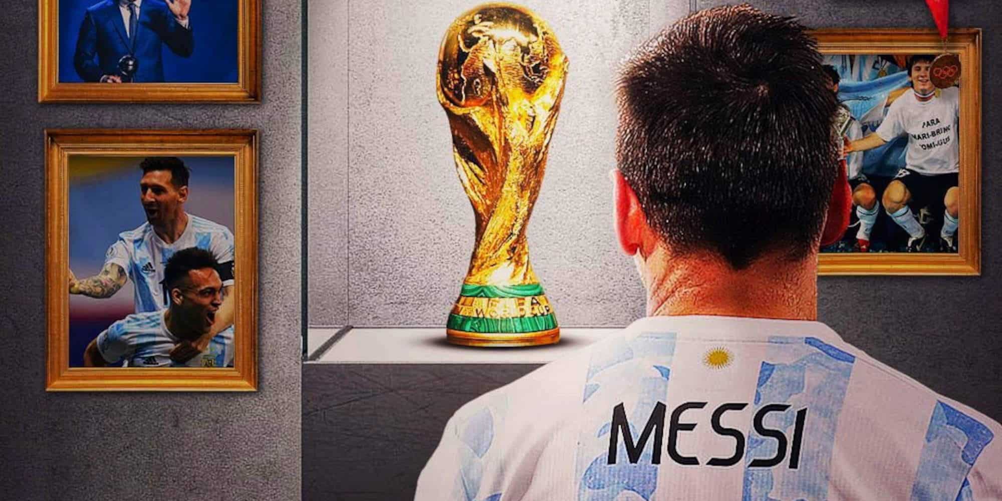 Ο Λιονέλ Μέσι μπροστά στο κύπελλο του Μουντιάλ 2022