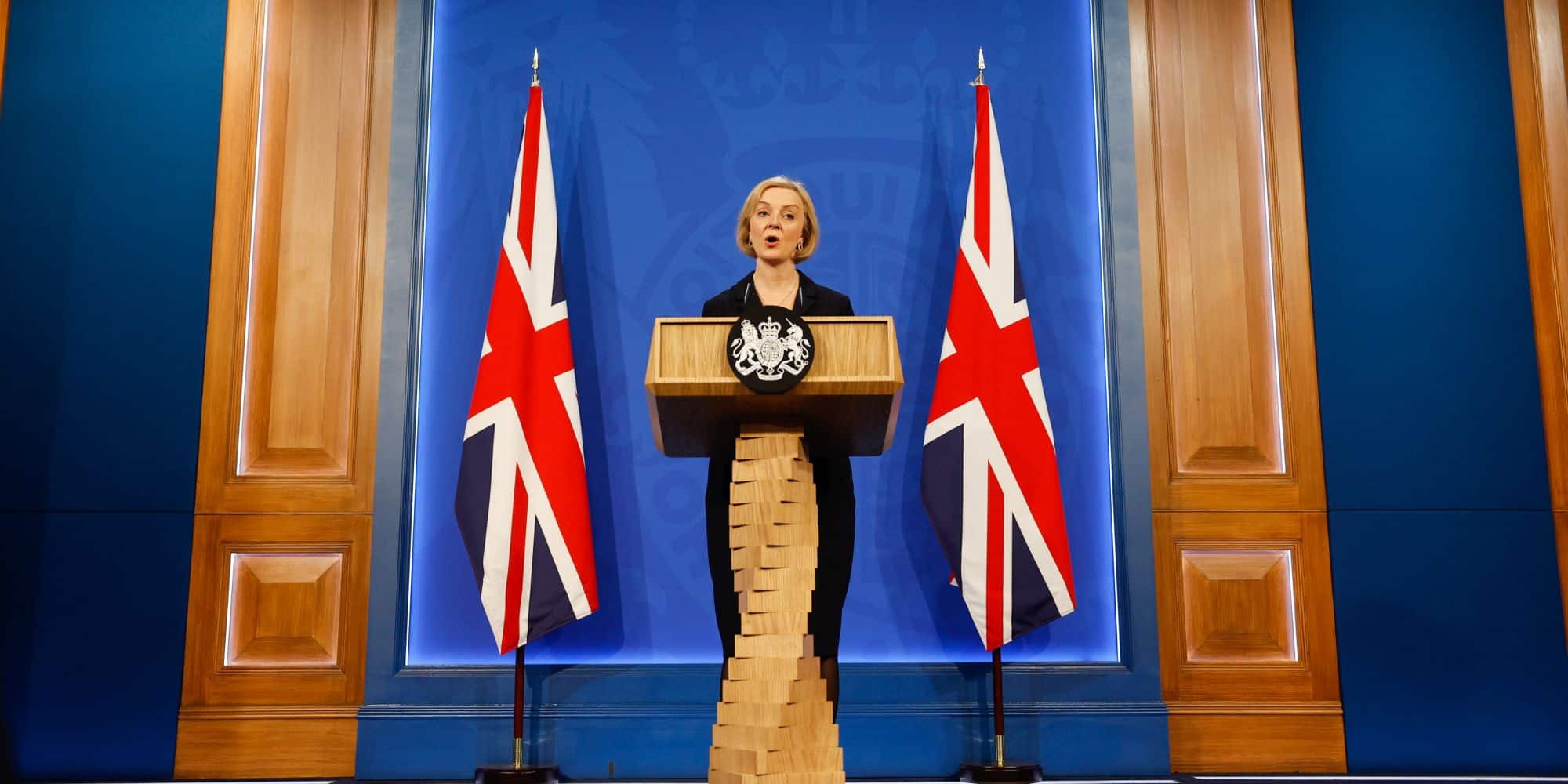 Η Λιζ Τρας δίπλα σε βρετανικές σημαίες