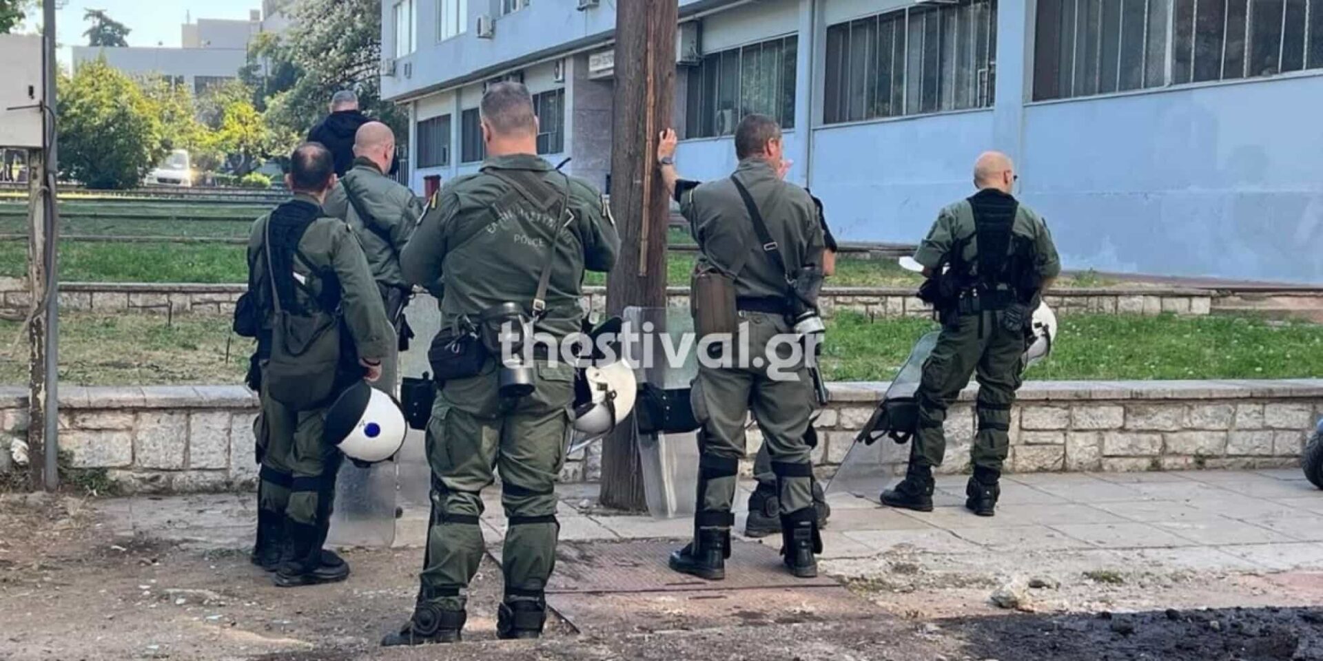 Άγνωστοι επιτέθηκαν με μολότοφ σε διμοιρία των ΜΑΤ στο ΑΠΘ