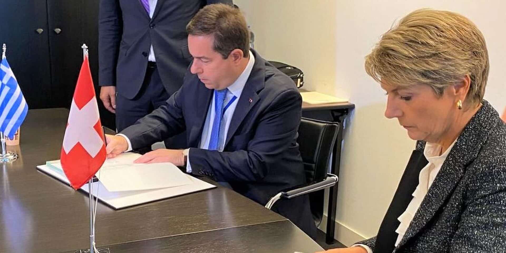 Ο Νότης Μηταράκης υπογράφει τη συμφωνία με την Ελβετία για την μετανάστευση