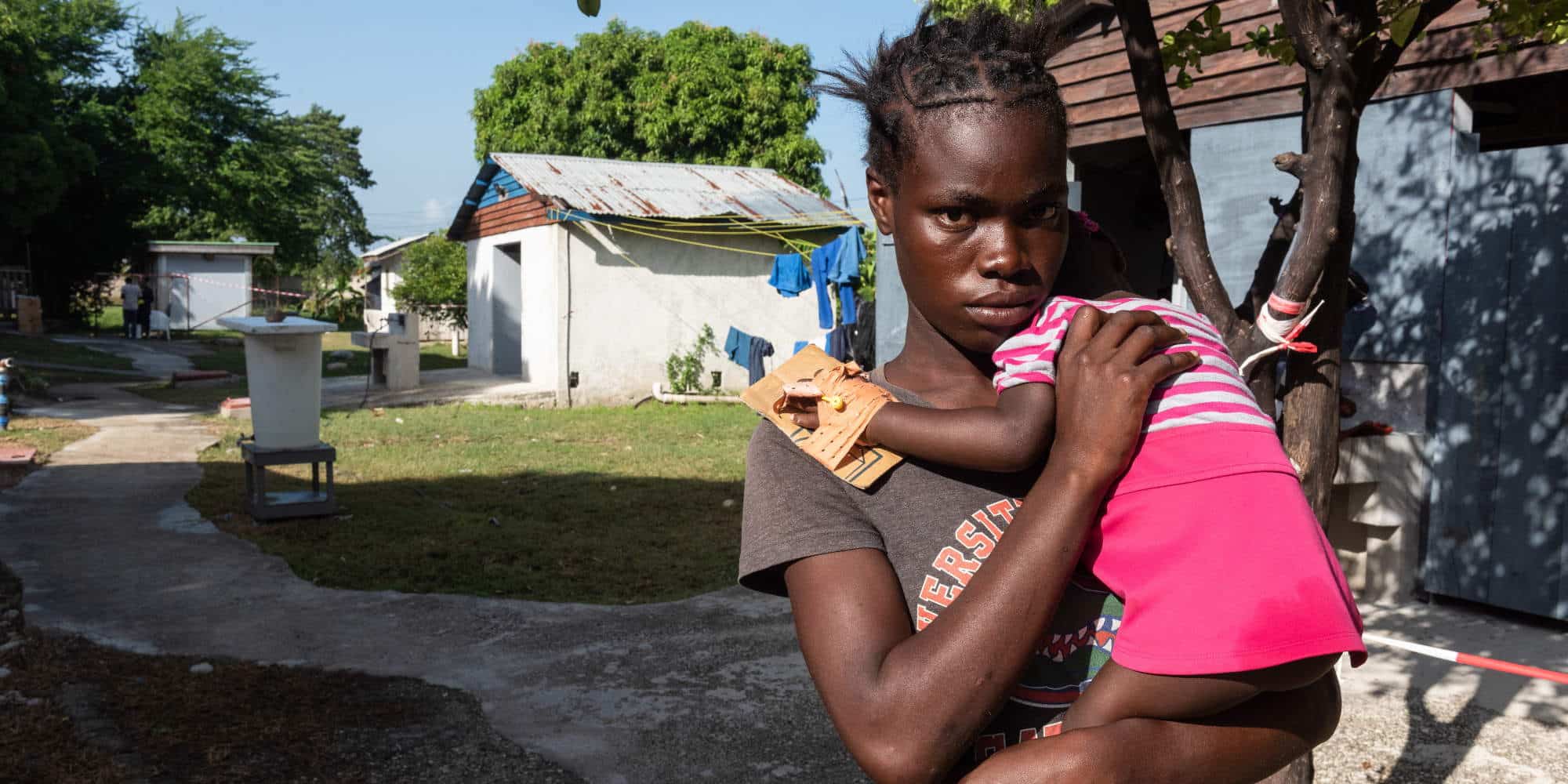 Μητέρα και το παιδί της στην Αϊτή που καταγράφει εκατοντάδες κρούσματα χολέρας