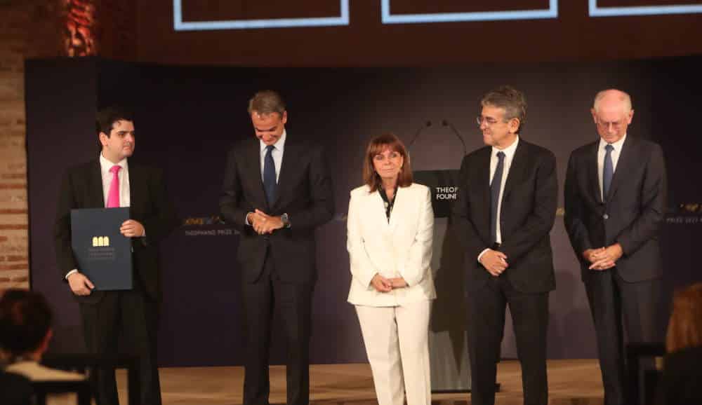 Η πρόεδρος της Δημοκρατίας, Κατερίνα Σακελλαροπούλου και ο πρωθυπουργός Κυριάκος Μητσοτάκης στην απονομή του βραβείου «Θεοφανώ»
