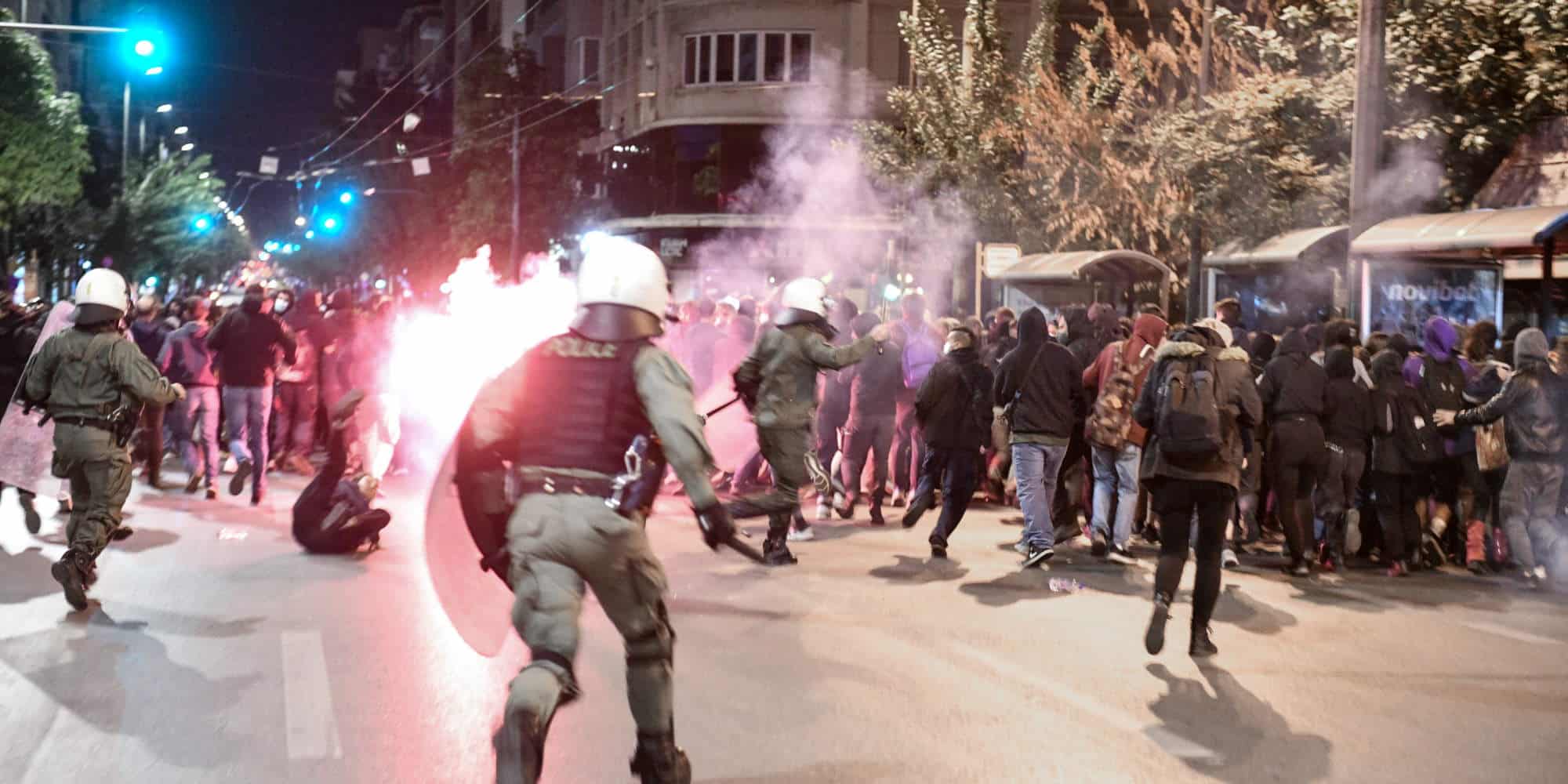 Επεισόδια στο κέντρο της Αθήνας σε πορεία διαμαρτυρίας για τον βιασμό 19χρονης