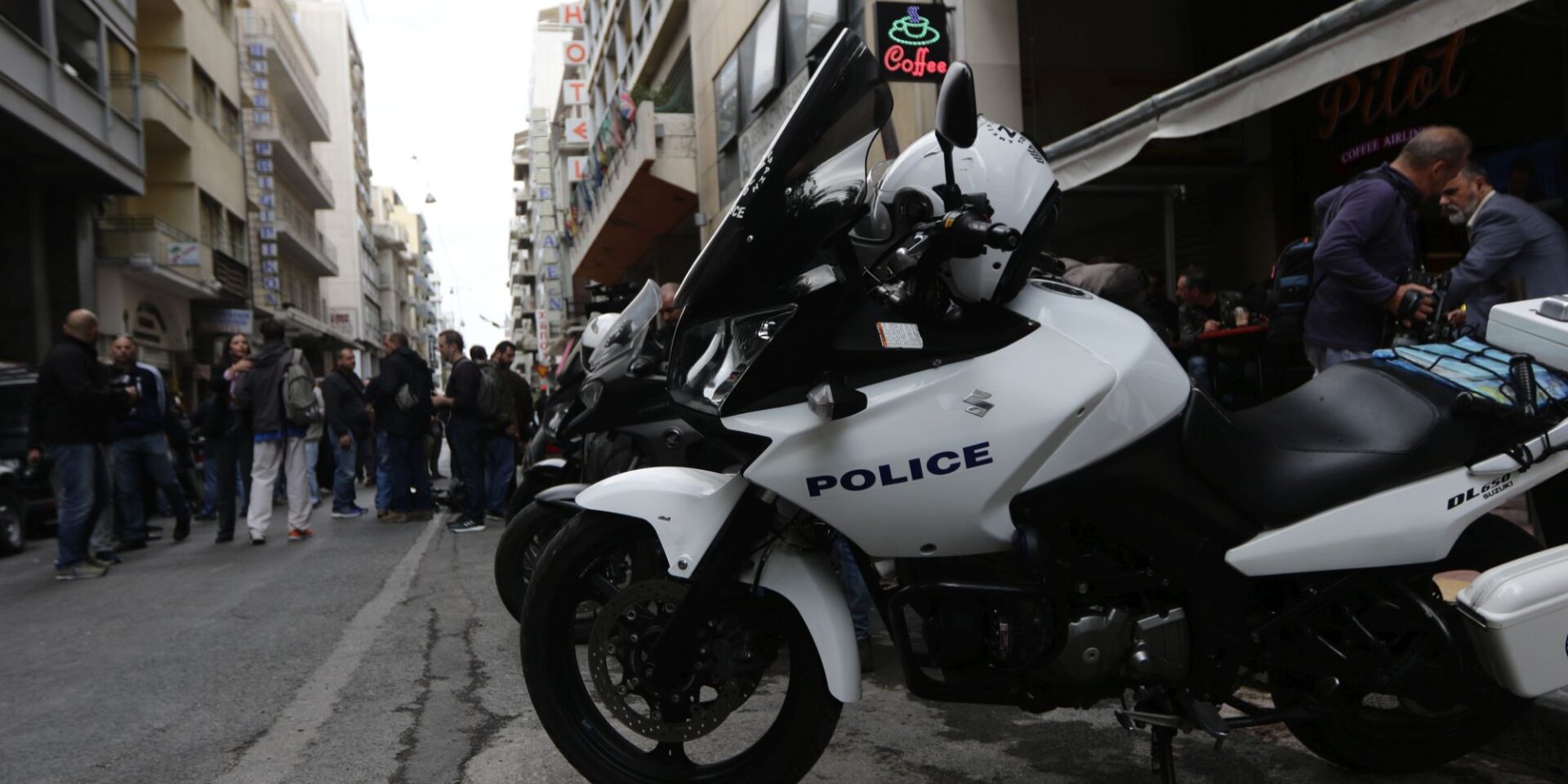 Μοτοσυκλέτα αστυνομικού έξω από το Α.Τ. Ομονοίας