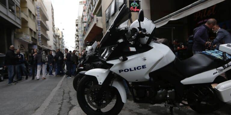 Σοκ στην Ομόνοια: 33χρονη βρέθηκε δεμένη και μαχαιρωμένη σε εγκαταλελειμμένο κτήριο