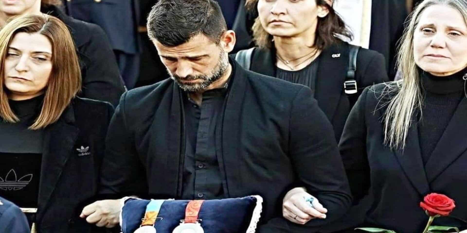 O Μιχάλης Μουρούτσος κρατά τα μετάλλια του Αλέξανδρου Νικολαΐδη