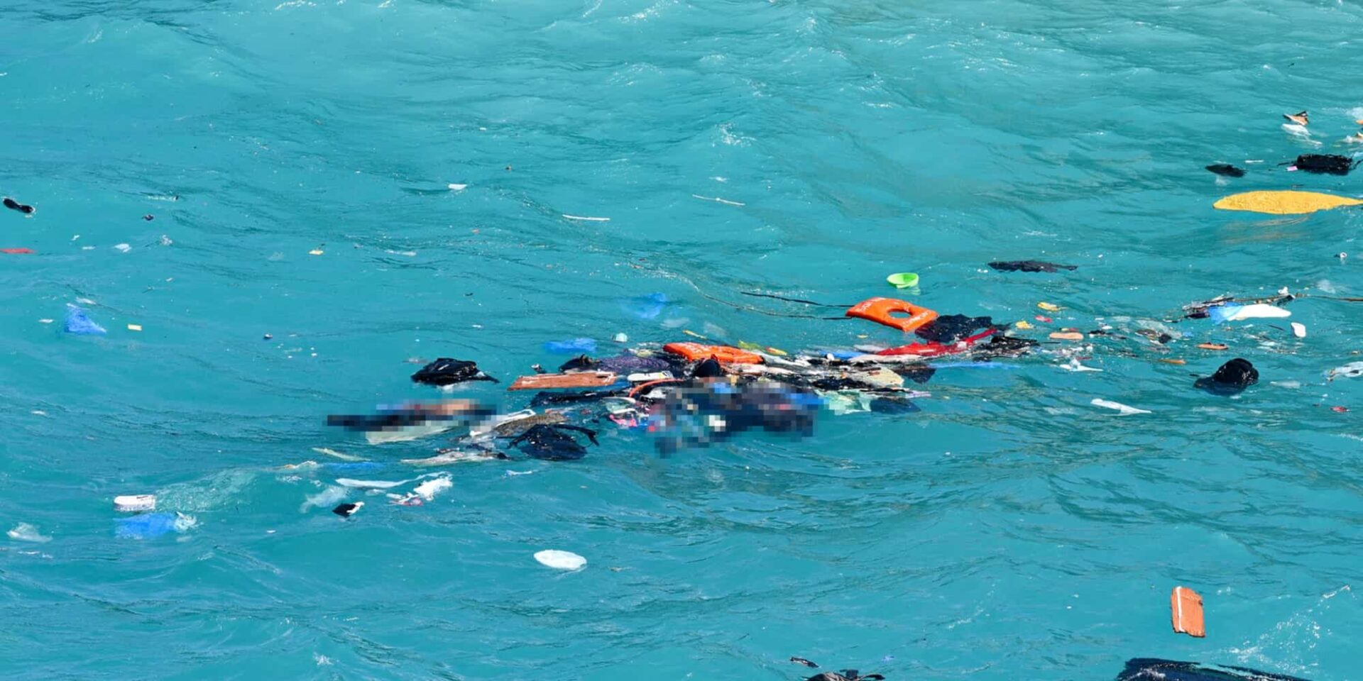 Σοροί μεταναστών και πράγματα στη θάλασσα μετά το ναυάγιο στα Κύθηρα