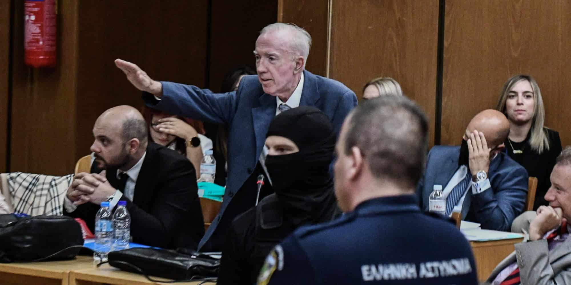 Ο Κωνσταντίνος Πλεύρης χαιρετά ναζιστικά στη δικαστική αίθουσα