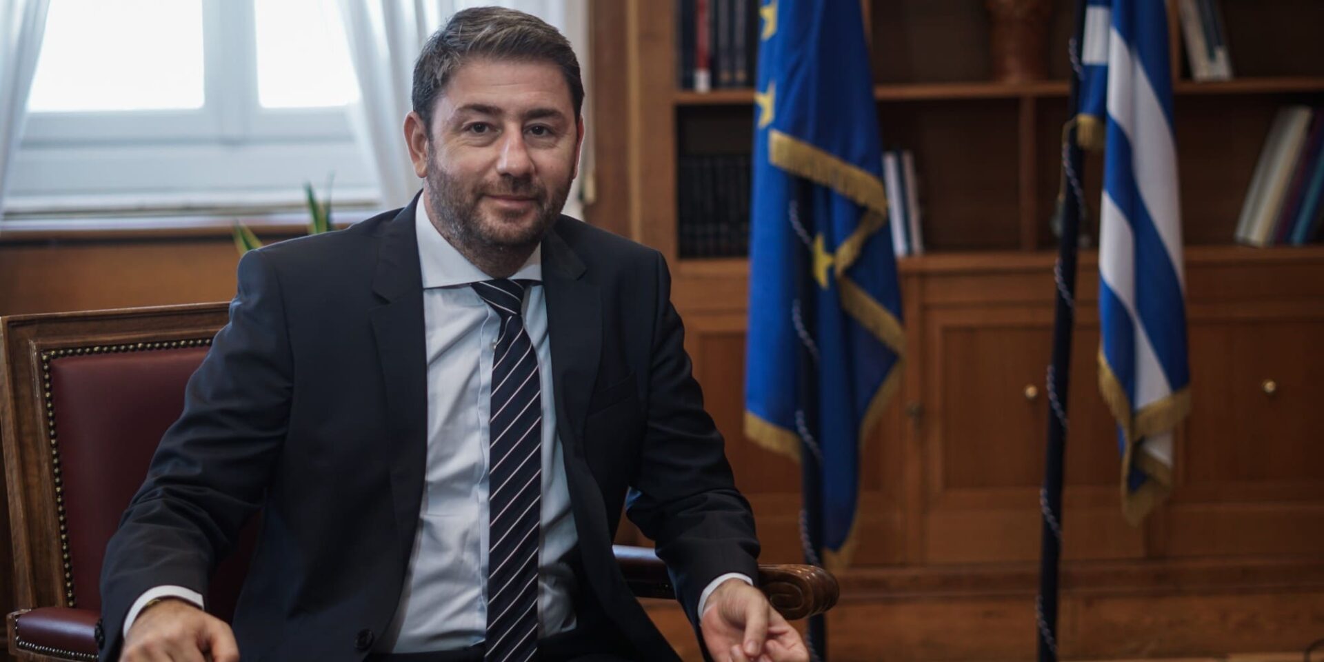 Ο πρόεδρος του ΠΑΣΟΚ, Νίκος Ανδρουλάκης, στο γραφείο του στη Βουλή