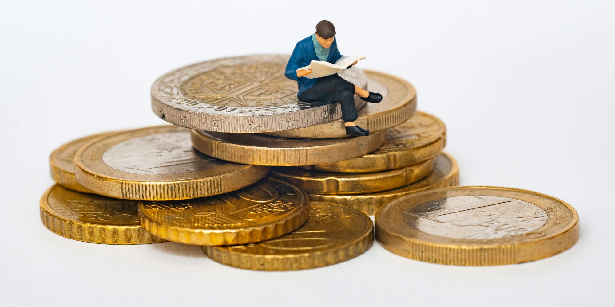 Ομοίωμα άνδρα κάθεται πάνω σε κέρματα του ευρώ