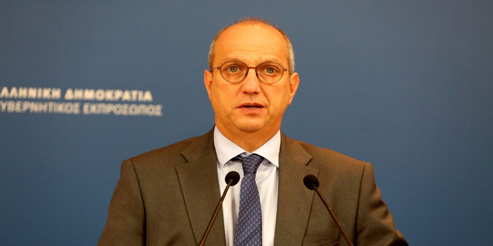 Ο Γιάννης Οικονόμου στην ενημέρωση των πολιτικών συντακτών