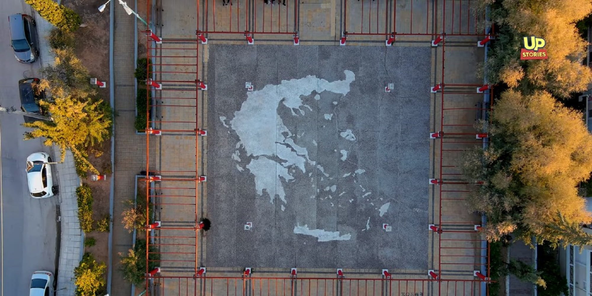 Η πλατεία στα Γλυκά Νερά που απεικονίζει τον χάρτη της Ελλάδας