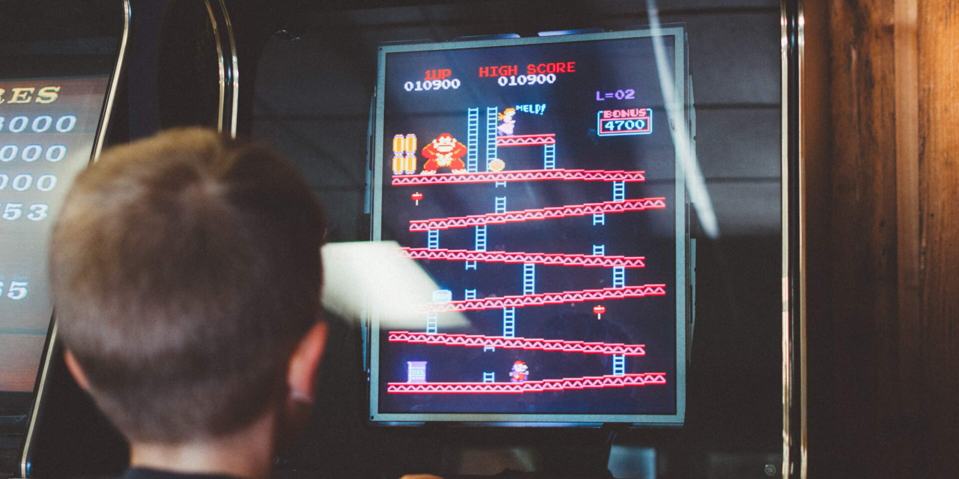 Αγόρι παίζει video games
