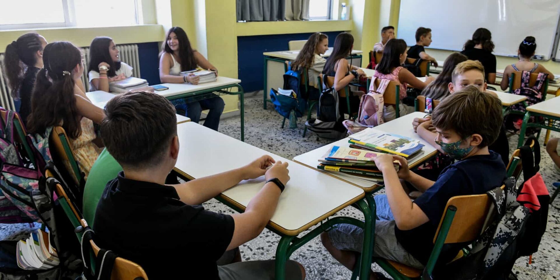 Παιδιά σε αίθουσα δημοτικού σχολείου