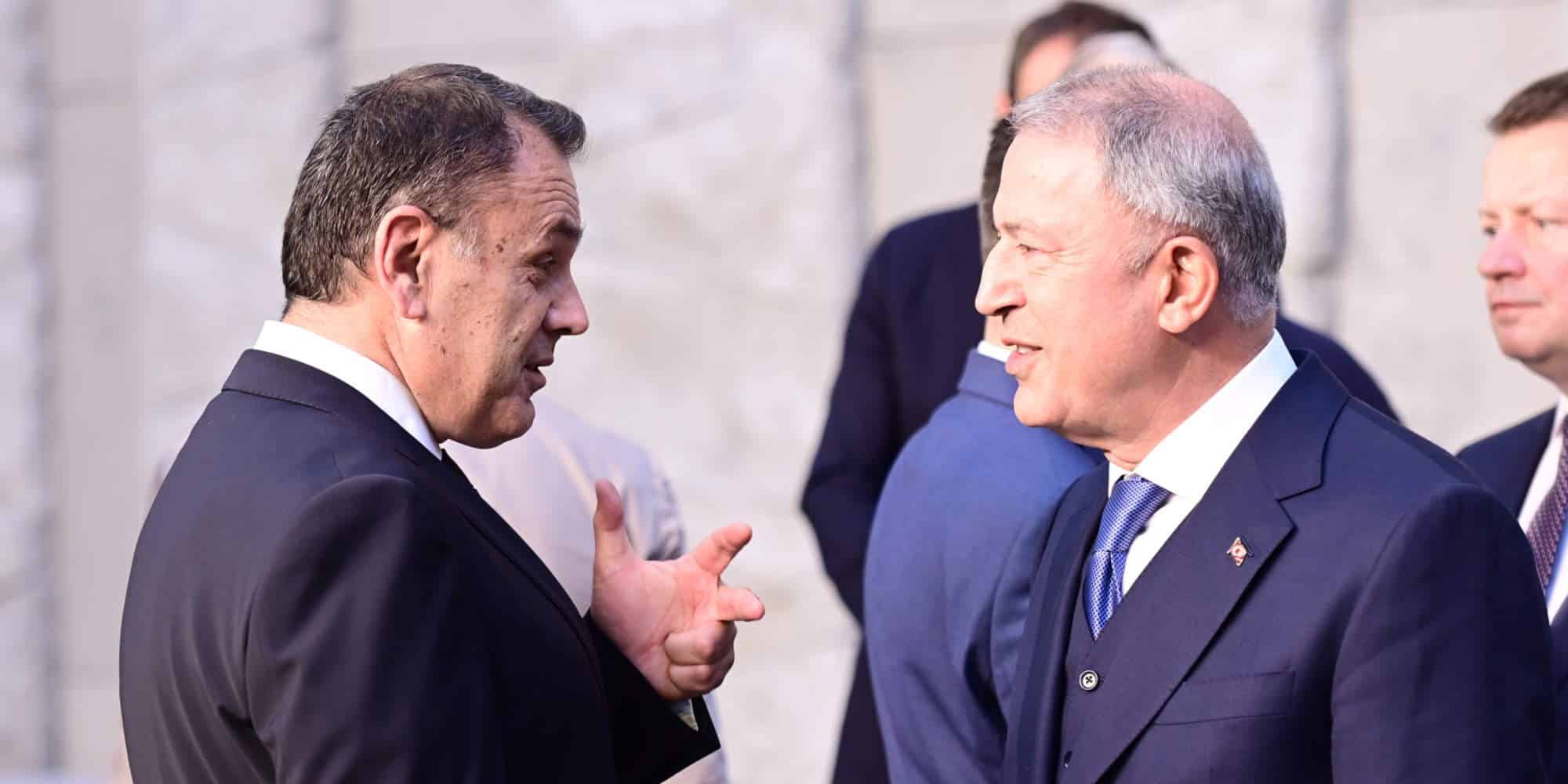 Ο υπουργός Άμυνας Νίκος Παναγιωτόπουλος, με τον Τούρκο ομόλογό του Χουλουσί Ακάρ