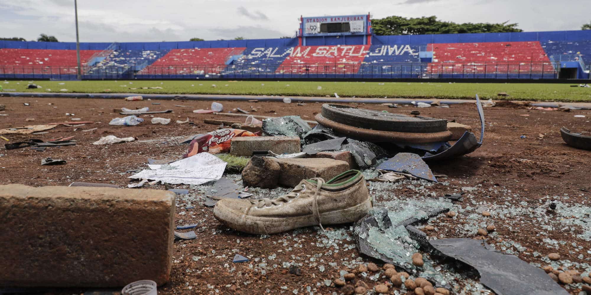 Εικόνα καταστροφής μετά τα τραγικά επεισόδια σε γήπεδο στην Ινδονησία
