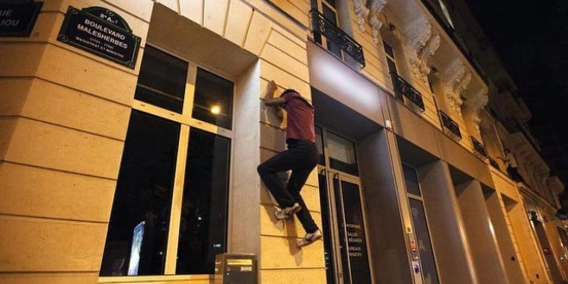 Αθλητές παρκούρ σβήνουν τα φώτα στους δρόμους του Παρισιού
