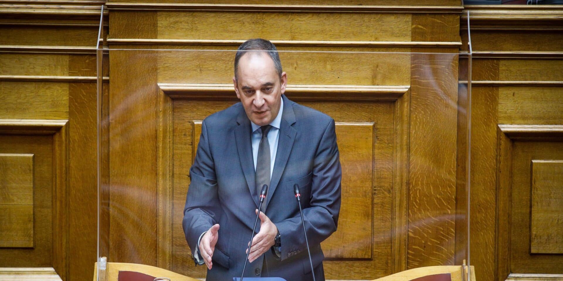 Ο Γιάννης Πλακιωτάκης όρθιος στο βήμα της Βουλής