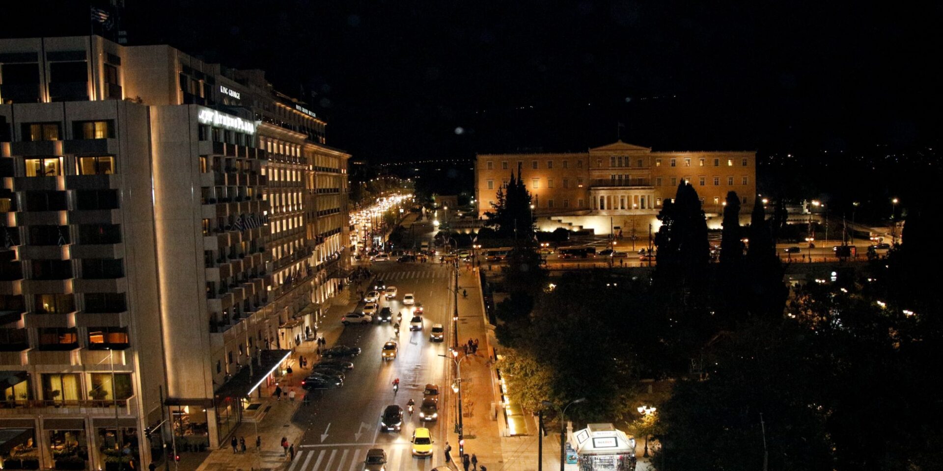 Η πλατεία Συντάγματος το βράδυ