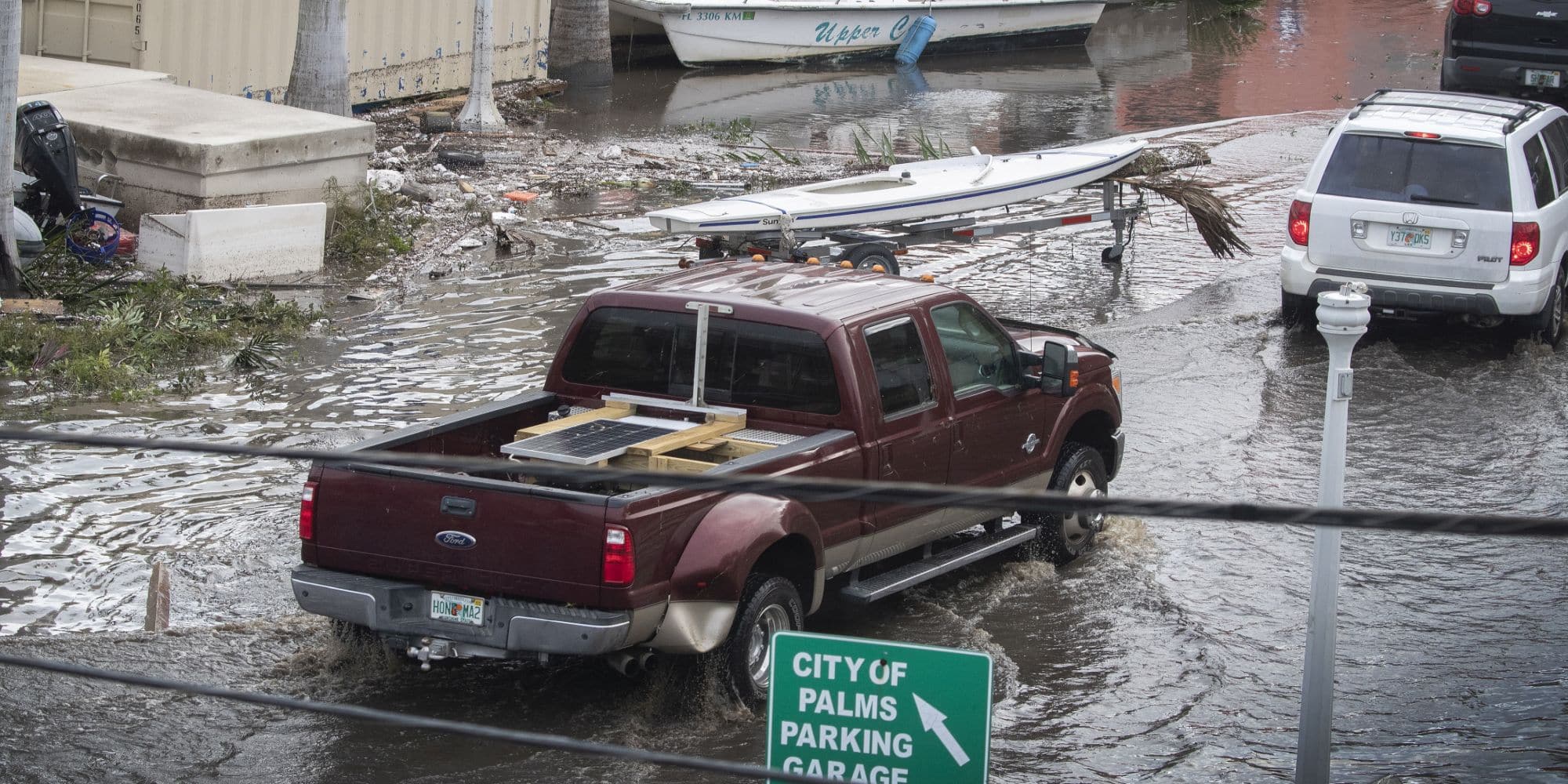 Αυτοκίνητα σε πλημμυρισμένους δρόμους από την καταιγίδα Ίαν