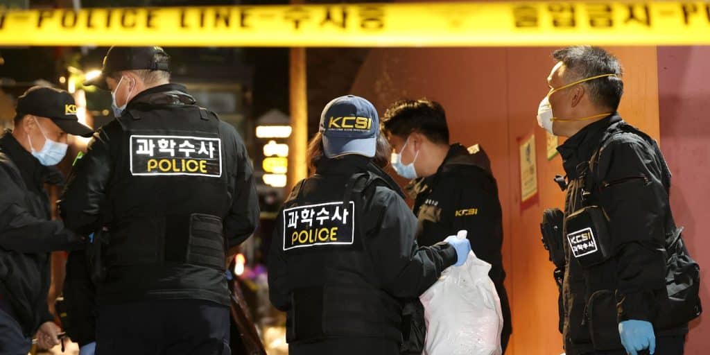 Αστυνομικοί μετά τη τραγωδία στη Νότια Κορέα