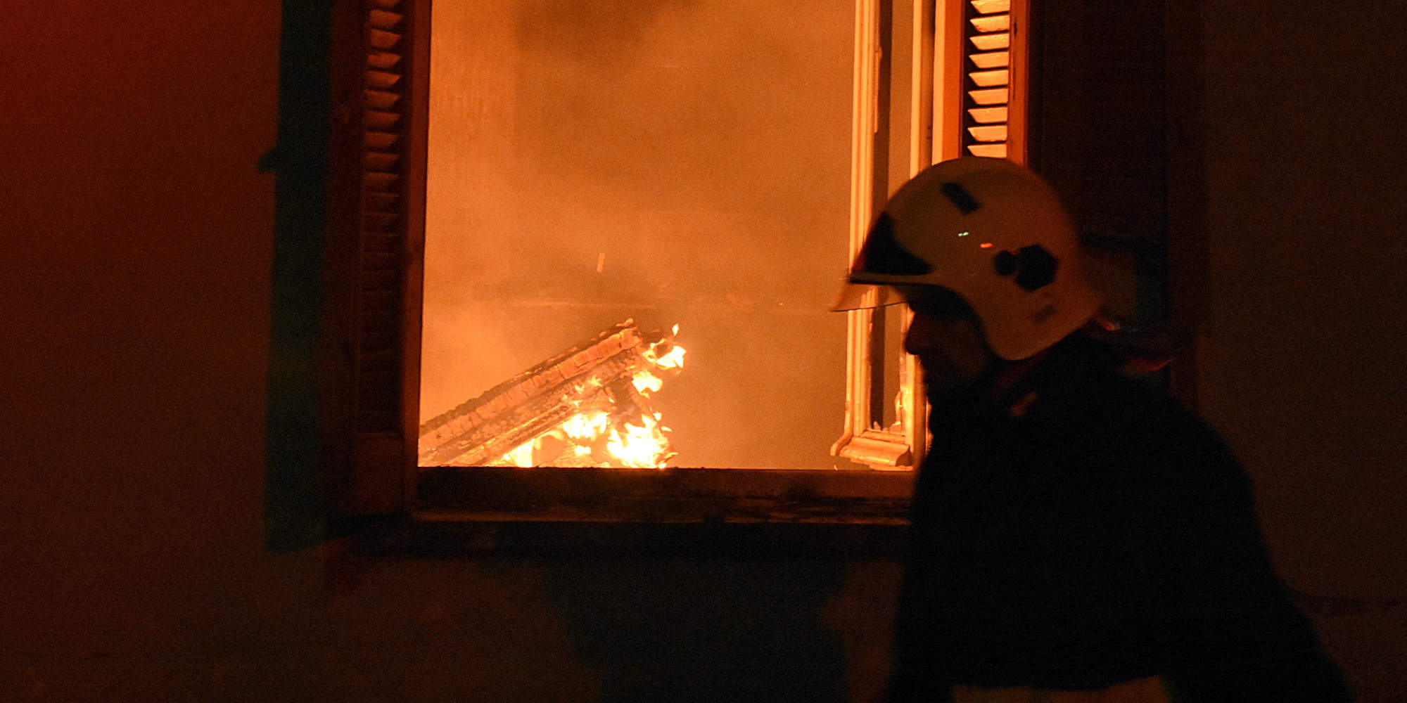 Πυροσβέστης σε φωτιά σε οικία στην Αθήνα