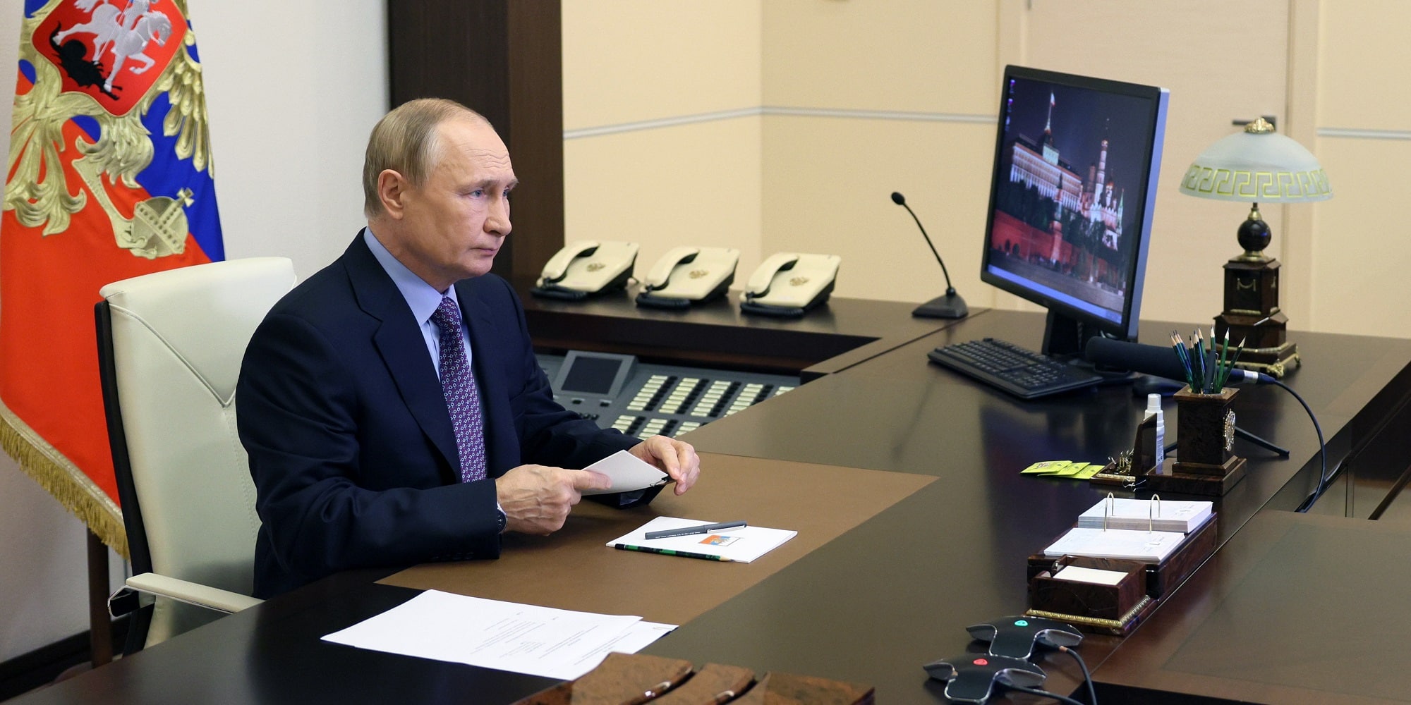 Ο Ρώσος πρόεδρος Βλαντιμίρ Πούτιν στο γραφείο του