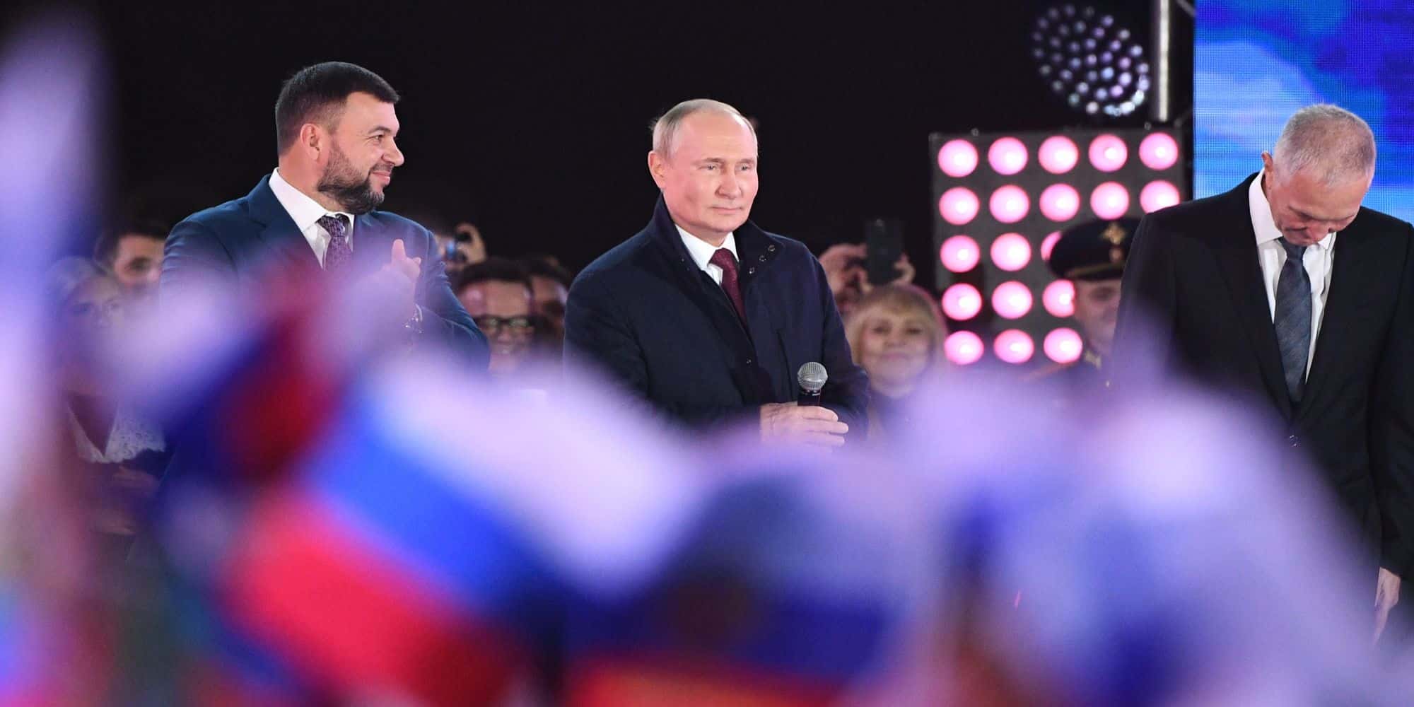 Ρωσικές σημαίες μπροστά στον Βλαντιμίρ Πούτιν