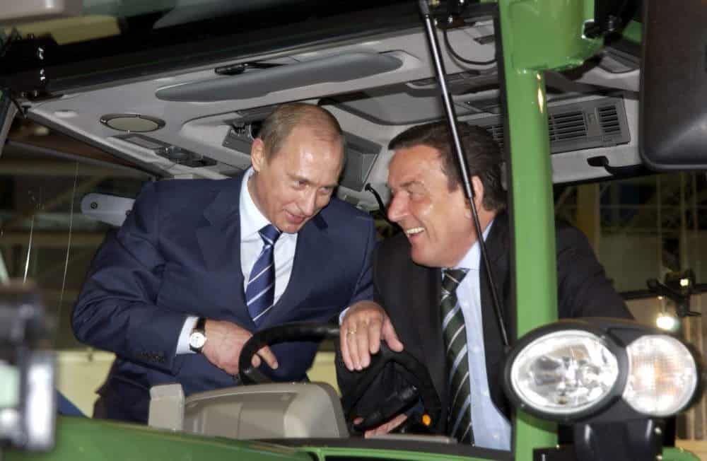 Ο Ρώσος πρόεδρος Βλαντιμίρ Πούτιν με τον Γκέρχαρντ Σρέντερ σε τρακτέρ