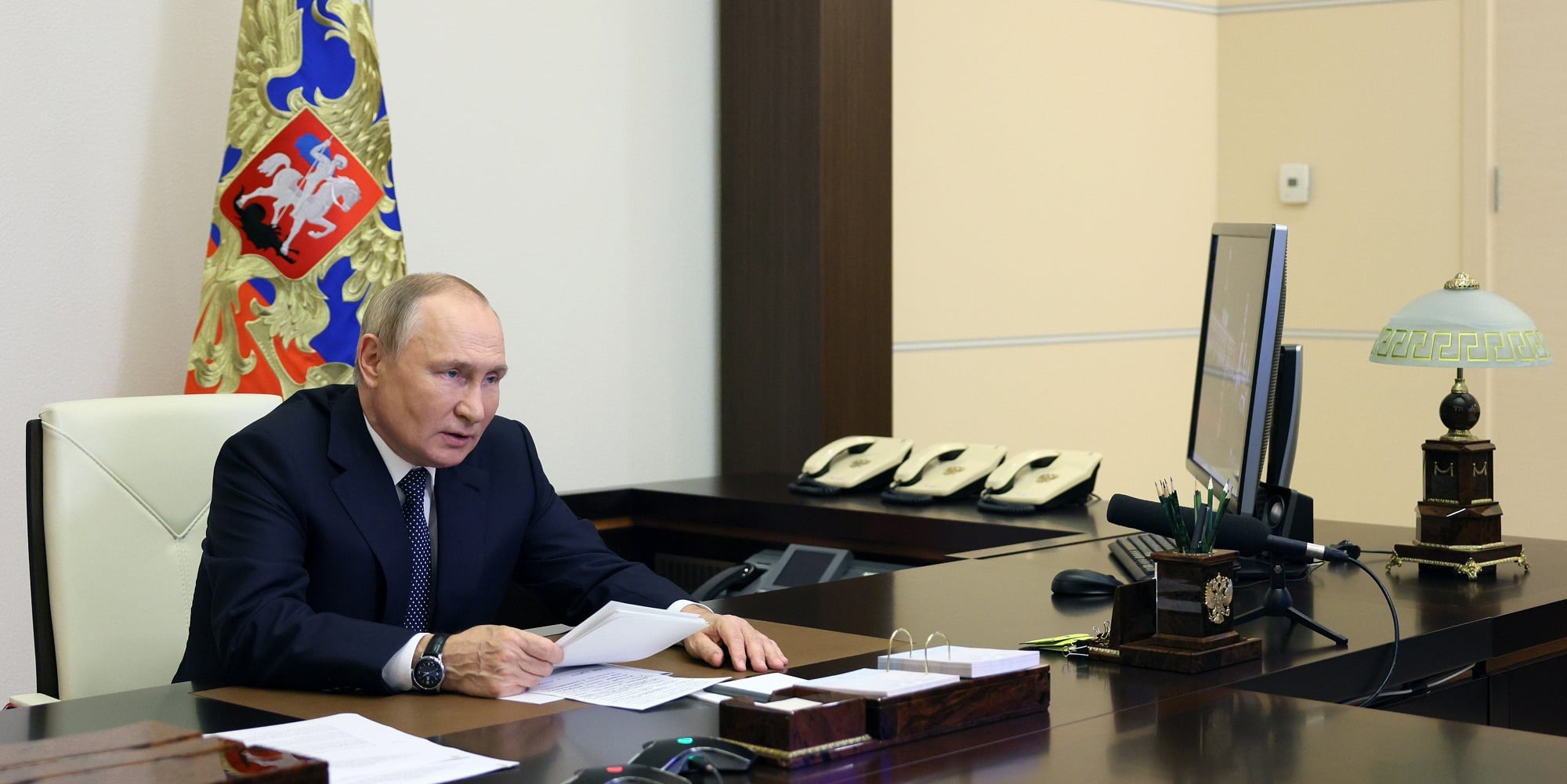 Ο Ρώσος πρόεδρος Βλαντιμίρ Πούτιν στο γραφείο του