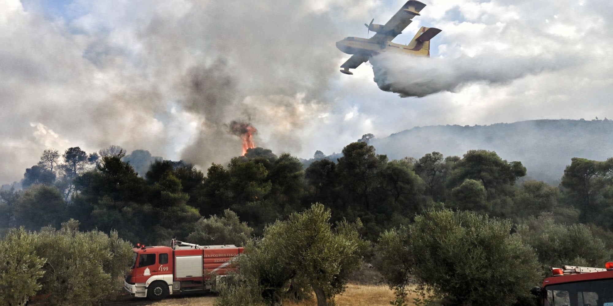 Πυροσβεστικά οχήματα και αεροσκάφος επιχειρούν σε φωτιά στην Κόρινθο
