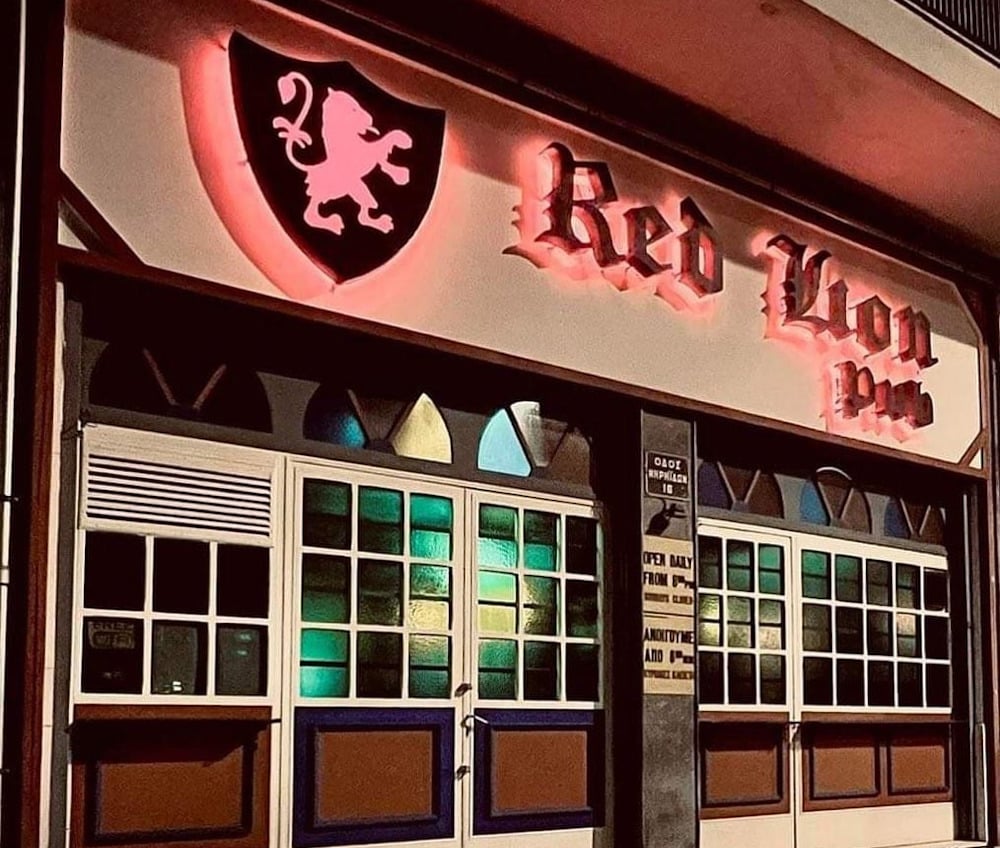 Η πρόσοψη του Red Lion Pub 