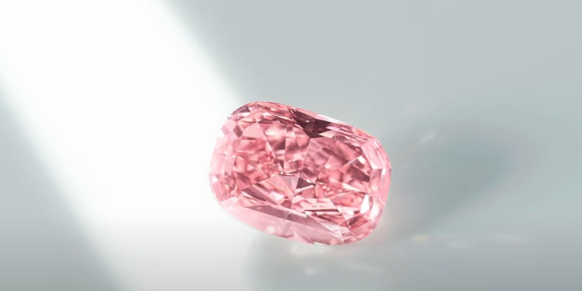 Το απαράμιλλης ομορφιάς ροζ διαμάντι «Williamson Pink Star» πουλήθηκε σε δημοπρασία