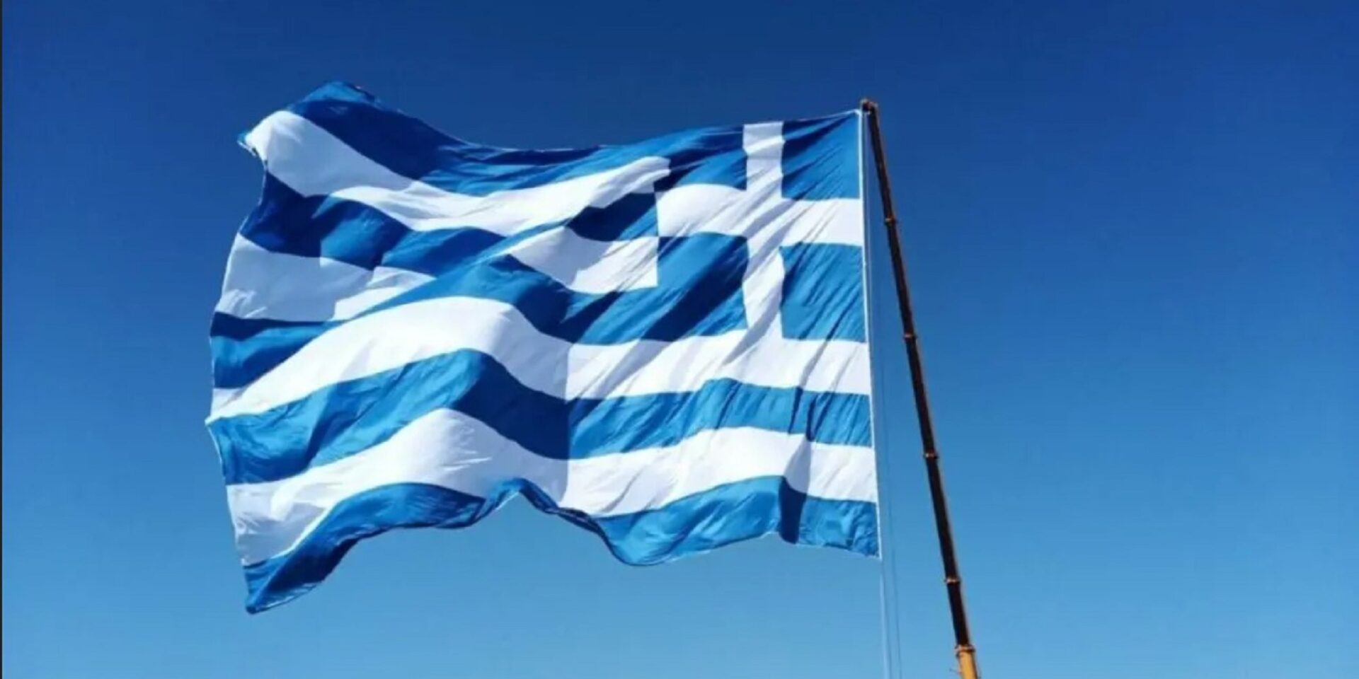 Η μεγαλύτερη ελληνική σημαία υψώθηκε στη Σαντορίνη