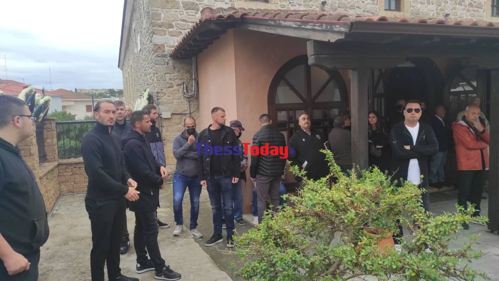 Κόσμος στην κηδεία του Σταύρου Σαράφη