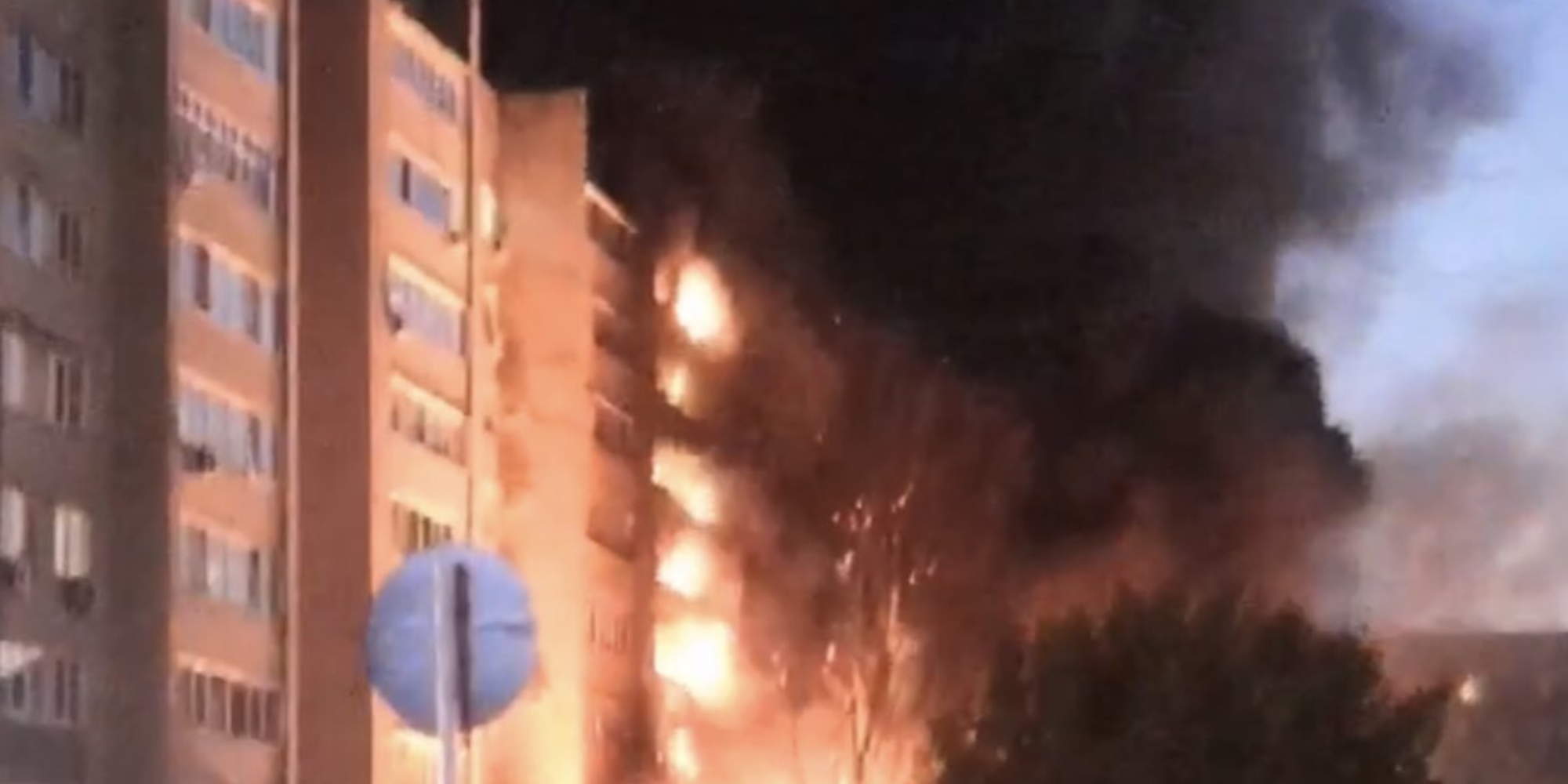 Πολυκατοικία τυλίγεται στις φλόγες μετά από τη συντριβή μαχητικού στη Ρωσία