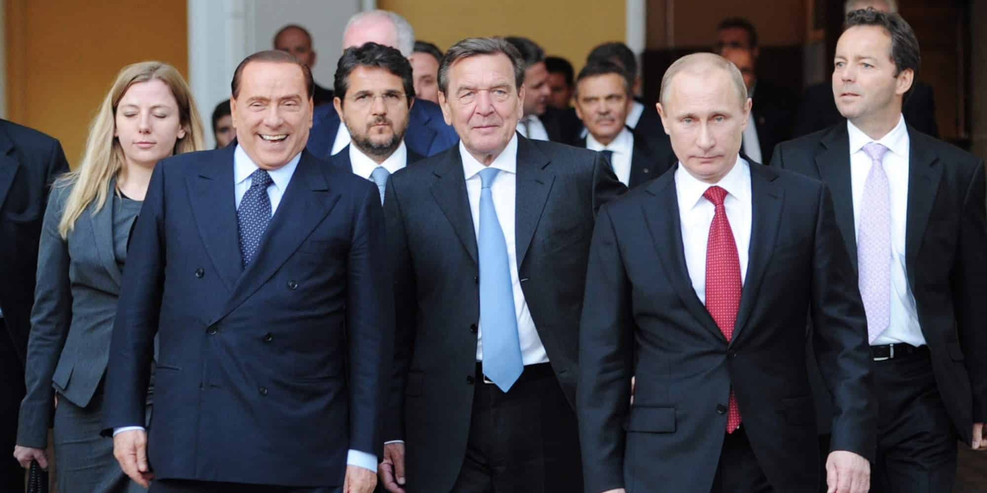 Ο Σίλβιο Μπερλουσκόνι μαζί με τον Βλαντιμίρ Πούτιν και στη μέση ο πρώην Γερμανός καγκελάριος Γκέρχαρντ Σρέντερ