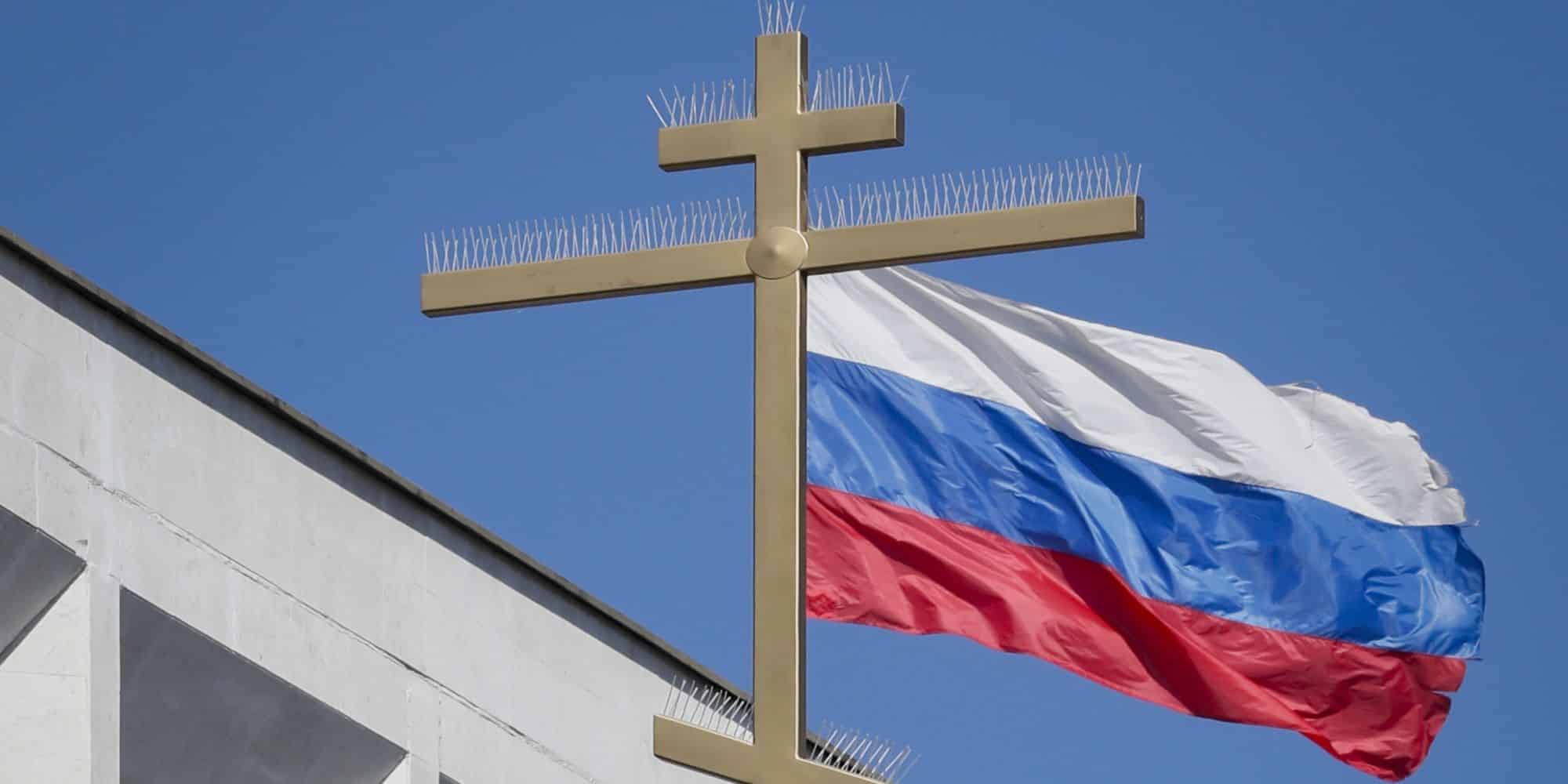 Ρωσική σημαία δίπλα σε σταυρό